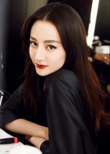最近火了热巴的无痕裙 穿上几乎隐形 身材却宛若美人鱼