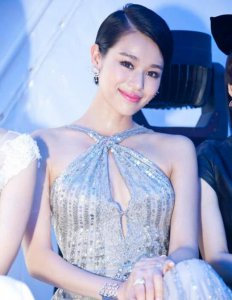 胡杏儿临近产期还为丈夫新餐厅宣传 身形壮硕这才是真实怀孕状态