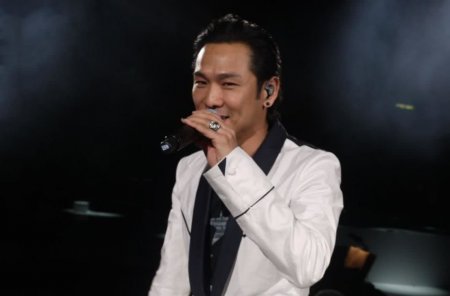曾是华语乐坛的天王 低谷时靠商演为生 今复出半个演艺界支持