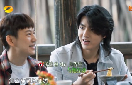 吴亦凡蘑菇屋现场征婚 34岁的她一旁害羞挡脸 网友：有情况？