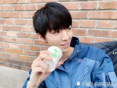 王俊凯儿童节玩传声筒被抓拍 脸上伤疤太抢镜 为新戏很拼了