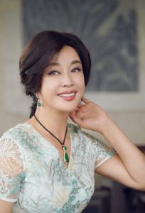 63岁刘晓庆放开了穿？仙女裙配老爹鞋 却意外被宝石项链抢镜