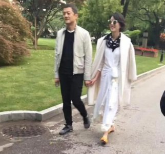 李亚鹏恋情公开后女友首晒照 戴墨镜嘟嘴卖萌大玩锁骨杀