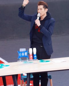 53岁郭富城不平老 油头造型配西装变帅大叔 颜值吊打小鲜肉