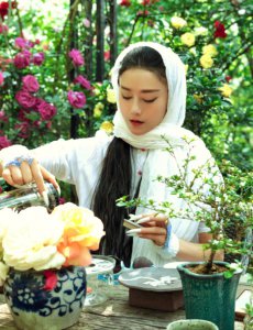 跟杨丽萍的自律有一拼 常年只吃水果 如今56岁美成了小姑娘