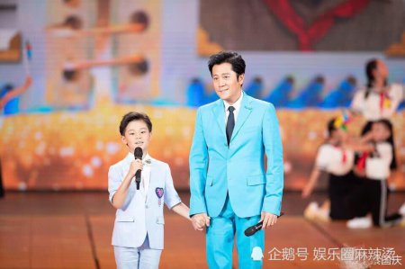 蔡国庆儿子近照曝光 父子俩同台演出 网友：从没见过孩子妈妈