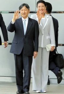 日本天皇首访地方 雅子皇后穿浅灰裤装 低调奢华尽显知性美