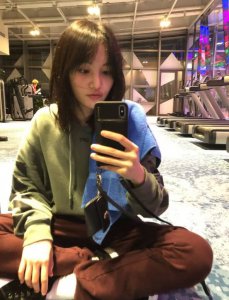 郑爽正式上线营业 骨瘦如柴头发稀疏 颜值巅峰何时回归