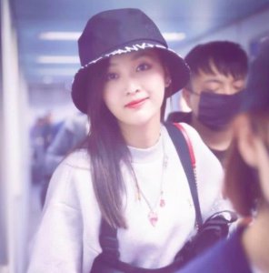 火箭少女也爱染发 金发版吴宣仪像个瓷娃娃 网友：太精致