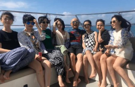 孟非晒与靓女同游照片引热议 4字回应太直接了
