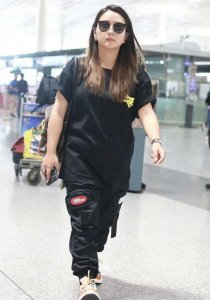 何洁产后复出 休闲打扮发福明显 大妈模样谁认得出？