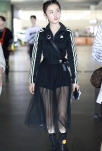 宋祖儿私服惹人夸 运动装配薄纱裙意外好看 好衣品完胜杨幂