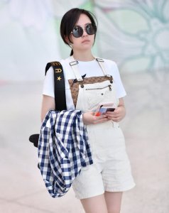 张靓颖衣品回归 穿小姑娘服装出行太任性 意外好看惹人夸