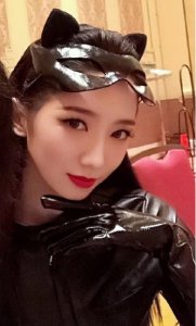 孟美岐猫女装亮相 交叉腿坐下时身材亮了 网友：感觉血压在飙升