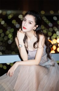 为突出效果 baby多画一笔眼妆 网友：故意显葡萄眼？