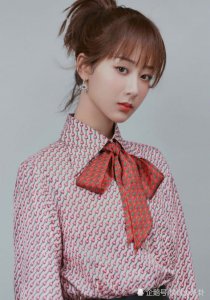 杨紫和热巴比背影 看到热巴背影照后 网友：分分钟想娶