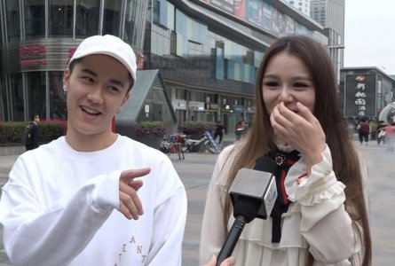 街访：有个会撒娇的男友是种什么体验？女汉子：妈呀 真吓人