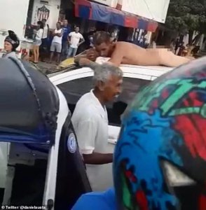 惊呆 男子脱光衣裤 全裸游街 只因为他做了这件事