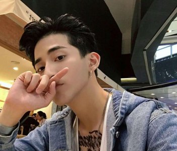男友变身醋王的3种表现 再不哄 他就要变化别人的