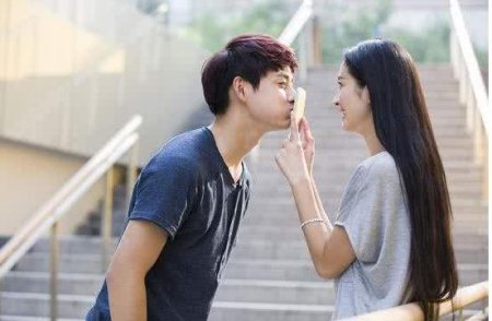 女人看上你 会有一种情不自禁的心情