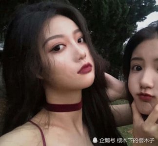 同样是扯头发 男友很轻 闺蜜很小心 轮到自己：皮筋它粘住了