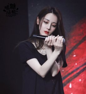 迪丽热巴生日会唱的这首歌 一开口就感动众人 00后放学也在听
