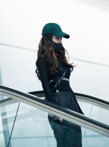 Angelababy黑色紧身衣又撩又酷 腰细腿直魔鬼身材令人羡慕