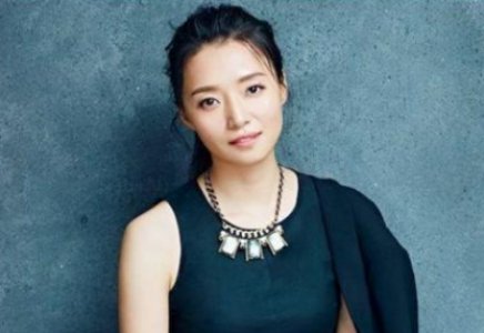 她是亮剑中 李云龙的第一任老婆 在戏外貌美如花 娇美可人