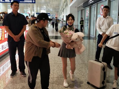 生活镜头下的冯提莫细纹明显 直播略显憔悴 果然岁月不饶人
