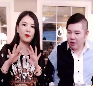 曾是主持界一姐的她 学网红开直播 全家国外游显富态
