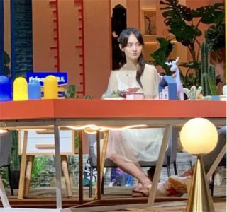 郑爽穿白裙录节目 男友背水壶旁边等待 粉丝：被当女儿宠了