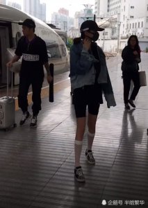 关晓彤的2cm长袜火了 当她站直不动时 被漫画腿美哭