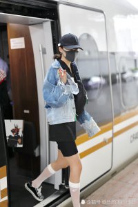 关晓彤五分裤配中筒袜裹了两截腿 剩下的都比我长 逼死普通人啊