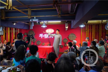 拿一把老蒲扇、摆一碗盖碗茶 端午节到磁器口听爆笑重庆言子