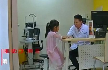 7岁女生视力急剧下降 各项检查都正常 医生靠撒谎找出原因