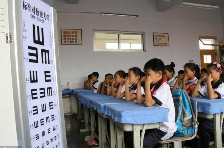 字不能写进田字格、字间距很挤 这些是近视的先兆