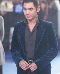 她是方中信的妻子 24岁当上港姐被骂丑 今胖成大妈仍被宠