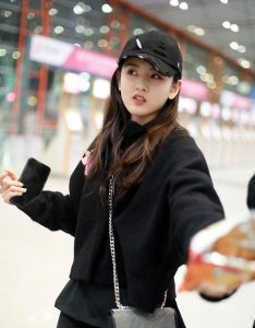 宋祖儿现身机场 基础装搭配照样可爱 戴鸭舌帽巨衬脸小
