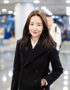 董洁都快30岁了 可穿暗黑衣依旧清爽娇嫩 瞬间美成大学生