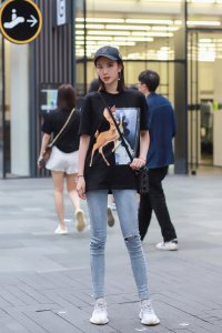 牛仔裤给人落落大方的感觉 休闲百搭而又不失气质的美