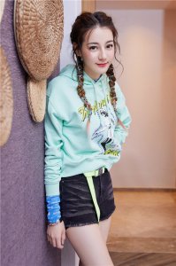 迪丽热巴的少女脸火了 网友：可爱中带着帅气 让人心动