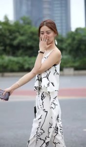 树枝装又出来作妖了 这次配上了水晶鞋后 微胖女生也能穿