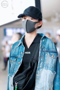 关晓彤5千牛仔配8百健美裤 腿上还穿白色长筒袜 网友：腿长任性