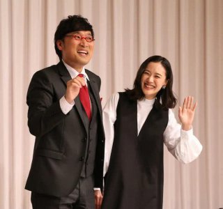 山里亮太与苍井优举行结婚见面会 谈及第一次约会