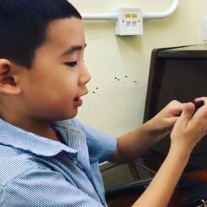 不要面子的吗 陈小春晒出Jasper唱歌时打嗝萌态
