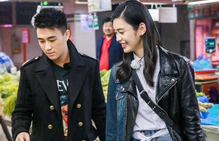 何猷君奚梦瑶订婚后首度同框 何猷君礼貌有修养 奚梦瑶不在状态