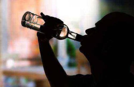 六旬男子每天两斤防寒酒 一检查竟发现有食管癌
