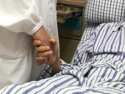 35岁老板心脏骤停 朋友心脏按压压断12根肋骨赢得抢救时机