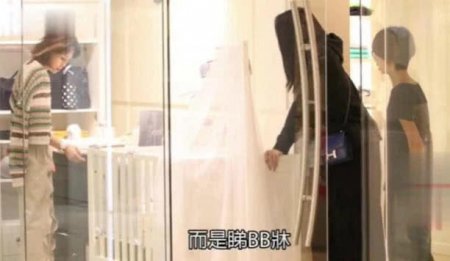奚梦瑶何猷君商店逛街被偶遇 被拍到一起看婴儿床