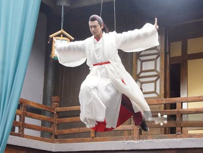 罗云熙新剧路透动态图 吊着威亚一口气3连跳 粉丝：古装男神